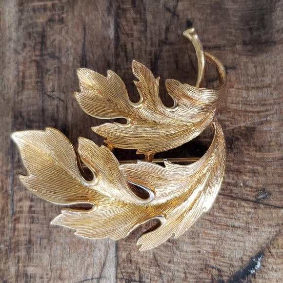 Vintage Signed M Jent Gold toned Oak Leaf Brooch Textured Large 2" - Picture 2 of 6
